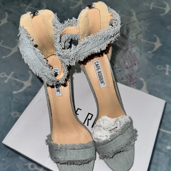 Heels - Picture 2 of 7